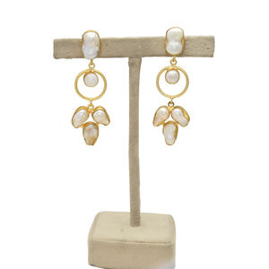 Boucles d'oreilles clous vintage chrétiennes en perles d'eau douce naturelles blanches nacrées, laiton plaqué or 24 carats, sans nickel, faites à la main, style statement - Product Image 3