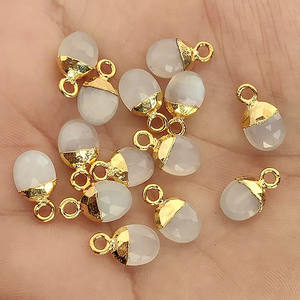 Venta al por mayor de piedras preciosas de Luna Blanca ovaladas facetadas encantos colgantes de oro galvanizado encantos de piedras preciosas para la fabricación de joyas - Product Image 2