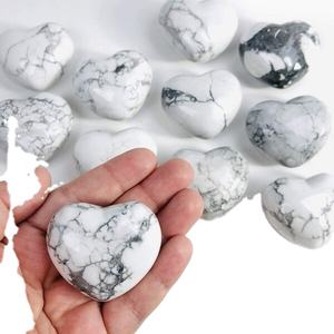 Cristal de howlite naturel en forme de cœur, pierre précieuse polie, sculpture en forme de cœur - Product Image 1