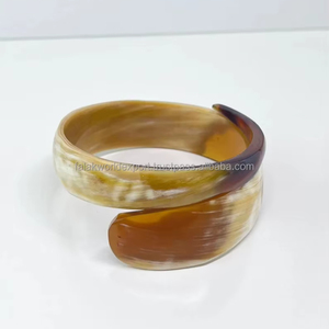 กำไลข้อมือสีฮอร์นธรรมชาติทำด้วยมือเครื่องประดับรูปเขาควาย & วัวสำหรับงานแต่งงานความรักและความโรแมนติกโดย fwe - Product Image 1