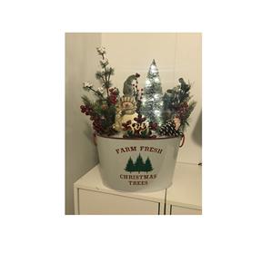 Cubo navideño de metal grande diseñado para decoración interior de granja rústica e ideas de almacenamiento de regalos de Navidad - Product Image 1