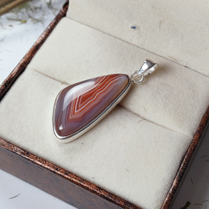 Colgante de Ágata Roja de Botsuana con Bisel de Plata 925, Gema de Forma Elegante para Mujer, Joyería Artesanal al por Mayor, Chapado en Oro, Estilo Bohemio - Product Image 4