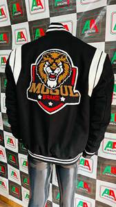 2026 qualité d'exportation faite OEM matériel nouveau Design top bomber veste Varsity veste noir de jais brillant avec broderie Logo personnalisé - Product Image 3