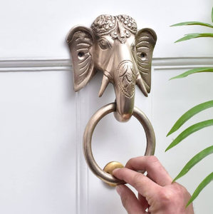 Un distinguido aldaba de latón con cabeza de caballo, una declaración hermosa y poderosa para su puerta, disponible a precios al por mayor. - Product Image 5