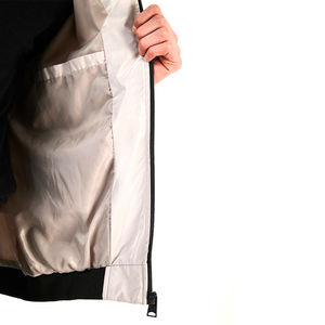 Chaqueta bomber ligera diseñada para la comodidad en climas transicionales con una estructura relajada y un manejo suave. - Product Image 4