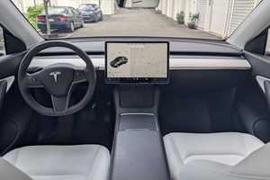 รถยนต์มือสองสำหรับตลาดโลก รุ่นปี 2024 โมเดล Y Long Range AWD ไม่มีประวัติอุบัติเหตุ สภาพดี - Product Image 3