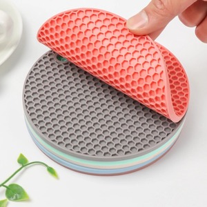 Le coussin chauffant en nid d'abeille en silicone souple protège les comptoirs et les tables contre les casseroles chaudes fabriqué au Vietnam - Product Image 2