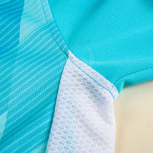 Kit de fútbol de colores vibrantes con opción de impresión de número y nombre Uniforme de fútbol de ajuste atlético con diseño transpirable - Product Image 4