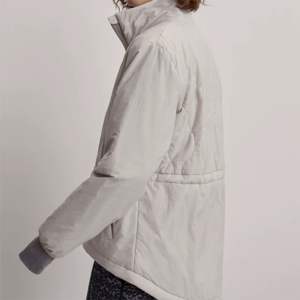 Chaqueta acolchada ondulada con cremallera para mujer de moda Chaqueta acogedora y ligera para el estilo de invierno diario - Product Image 6