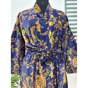 เสื้อคลุมกำมะหยี่หรูหราสำหรับทุกเพศ แบบกิโมโน กลับด้านได้ ซับในผ้าไหมนุ่ม ของขวัญฤดูใบไม้ร่วง ดีไซน์หรูหรา ลายอิคัท สีเขียวมาลิบู สีฟ้าอมเขียว - Product Image 2