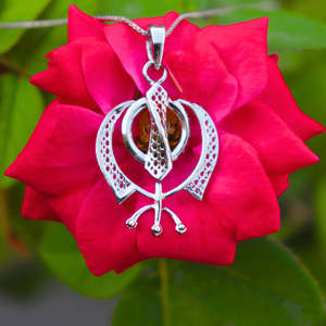 Pendentif Khanda sikh en argent 925 Zarkan avec chaîne à maillons plaquée or, forme d'épée géométrique ornée de diamants et de perles, idéal pour un cadeau ou une fête - Product Image 2