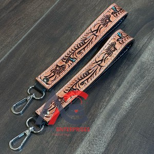 Porte-clés personnalisé en cuir de vachette véritable usiné à la main Porte-clés personnalisé en cuir de vachette-Porte-clés de voiture de cow-girl - Product Image 1