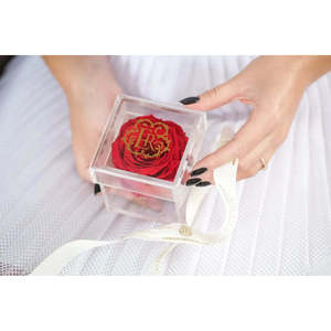 Boîte cadeau de mini roses Madison pour la Saint-Valentin - Product Image 2