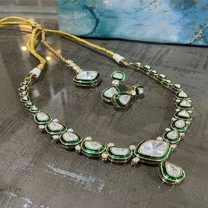 Belle haute qualité finition or Kundan collier ensemble boucles d'oreilles pour femmes bijoux de créateur pour vêtements de mariage - Product Image 1