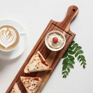 Planche de service en bois d'acacia avec poignée Planche à charcuterie en bois bicolore Plateau de service en bois artisanal avec rainure - Product Image 4