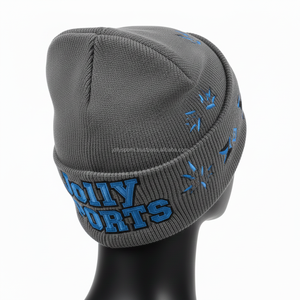 Bonnet femme en tricot doux 300GSM gris avec broderie bleue, logo personnalisé, chapeau chaud style streetwear hiver, bonnet jacquard. - Product Image 5