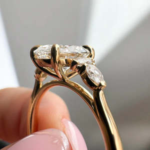 Anillo de Compromiso con Diamante Ovalado Cultivado en Laboratorio, Certificado por IGI, 4.40tcw, Estilo Elegante con Corte Catedral y Marquesa - Product Image 2
