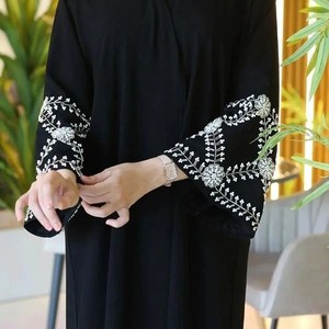 Robe Musulmane Traditionnelle de Luxe Faite à la Main par un Designer, Élégante et Personnalisée, en Soie de Dubaï avec Broderies de Pierres, Manches Longues, Infroissable, Haute Qualité - Product Image 2