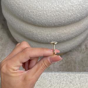 Anillo de Lujo para Mujer con Diamante Cultivado en Laboratorio de Corte Ovalado de 2.50 Quilates, Color Fantasía, Oro Amarillo de 18k, Engaste Solitario Moderno con Bisel, Certificado IGI - Product Image 1