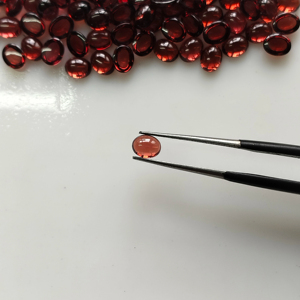 Granate Rojo Natural de 4x5 mm, Gema Ovalada en Cabujón Suelta para la Fabricación de Joyas - Product Image 1