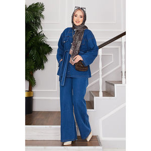 Traje de Chaqueta y Pantalones de Mezclilla Azul con Cinturón Decorativo - Product Image 1