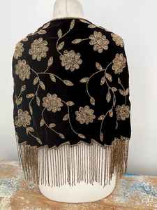 Cape burlesque élégante avec des fils de perles, des paillettes noires, une silhouette magnifique, se ferme au cou, pour les occasions festives, en polyester - Product Image 6