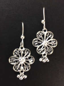 ต่างหูเม็ดเดี่ยว10เม็ดลายดอกไม้คลาสสิกเกรดสูงสินค้าคุณภาพสูงจากอินเดียเครื่องประดับแฟชั่นระยิบระยับแวววาว - Product Image 3