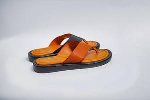 Chanclas de cuero genuino hechas a mano en negro y marrón para mujer, diseño plano moderno de MS Handicraft - Product Image 3