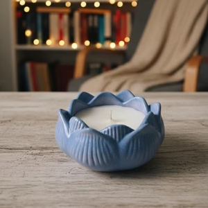 Vela de Cera de Parafina en Frasco de Vidrio Cerámico con Diseño de Loto Indio, con Caja de Marca Personalizada, Venta al por Mayor de Pascua de un Fabricante Indio - Product Image 1