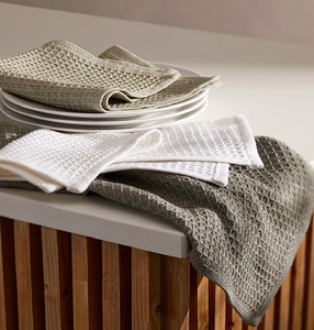 Serviette en coton texturée à carreaux marron et blanc empilée, disponible à prix de gros. - Product Image 4