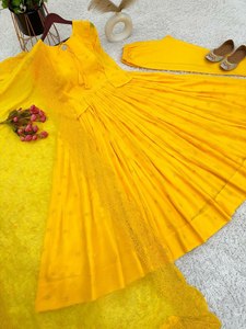 Robes ANARKALI de couleur jaune et Latkan Work énorme Flair confort d'été pour les femmes en Inde - Product Image 3