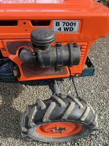 Tractor Agrícola Compacto Multiusos Kubota B700 Diésel, Equipo Agrícola para Agricultura, Jardinería y Trabajos de Construcción - Product Image 4