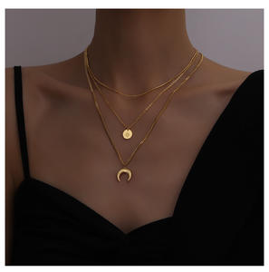 สร้อยคอแฟชั่นผู้หญิง ชุบทอง 18K สแตนเลสสตีล แบบช่องใส่จี้ พร้อมจี้รูปพระจันทร์ - Product Image 4