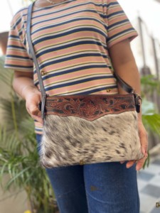กระเป๋าคาดเอวหนังวัวแท้สำหรับผู้หญิงสไตล์โบฮีเมียนทำมือสลักลายเทอร์ควอยซ์แบบมีซิปสำหรับปิดด้วยมือของศิลปิน - Product Image 5