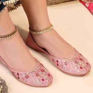 Chaussures Khussa traditionnelles pakistanaises de qualité supérieure, brodées à la main, or et rose, pour femmes, par AA IMPEX - Product Image 4