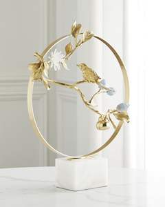 Sculpture ronde en métal pour ajouter du caractère, de l'élégance et de l'intérêt visuel à la décoration moderne de la maison, du bureau ou de la galerie - Product Image 1