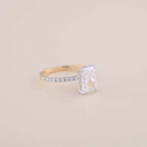 Bague de fiançailles en or rose jaune et blanc 18 carats avec diamant de laboratoire taille radiant de 1,10 ct et pavé rond de 0,304 ct - Product Image 4