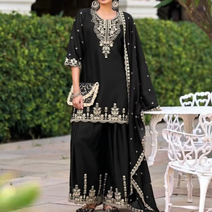 Trajes Plazo de Diseñador con Costuras Reforzadas, en Chinon con Bordado Intenso y Forro de Crepé - Product Image 1