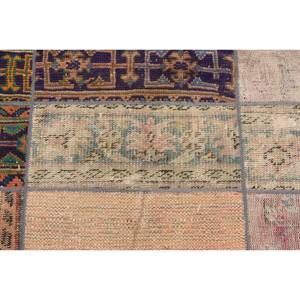 พรมขนสั้นสีเบจวินเทจ ทำจากขนสัตว์ เป็นมิตรกับสิ่งแวดล้อม ขนาด 2.1 x 4.9 ฟุต พรมทอแบบแบนสไตล์ตุรกี ลายปะติดปะต่อ ด้านหลังทำจากยางลาเท็กซ์ เหมาะสำหรับห้องรับประทานอาหาร - Product Image 5