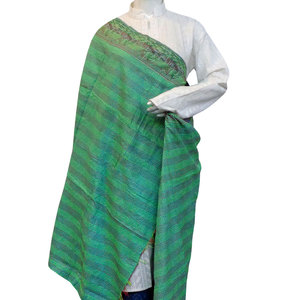 Produits les plus vendus : Étole musulmane au design élégant, fabriquée à la main, en coton Kantha de haute qualité, réversible, en soie, en vente - Product Image 3