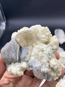 หินท็อปาซสีขาวธรรมชาติจากสการ์ดู ประเทศปากีสถาน - คริสตัลความใสสูง น้ำหนัก 4300 กรัม สำหรับสะสมและจัดแสดง - Product Image 4