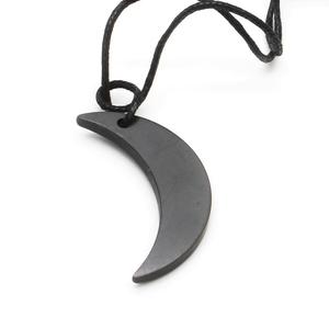 Colgante de Shungita en Forma de Luna Creciente - Product Image 3