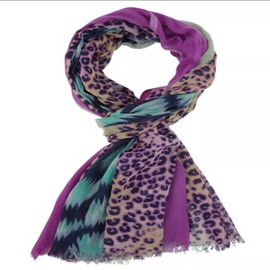 Bandana en coton Foulard imprimé coloré Design personnalisé Cou dames Polyester Soie Luxe Style Bandana Carré Foulards faits à la main - Product Image 3