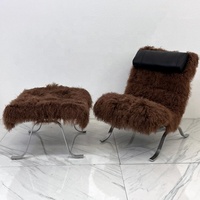 Fauteuil lounge design mid-century haut de gamme fait main et capitonné, Arne Norell Ari, avec ottoman en peau de mouton de Mongolie couleur chocolat