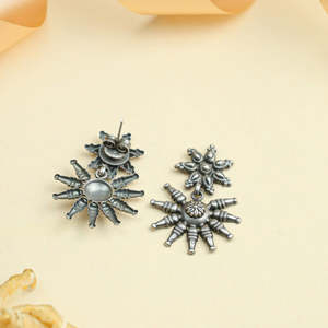 Pendientes Colgantes Tridha Vintage con Diseño Floral Tribal en Plata 925 y Baño de Oro, con Perla como Piedra Principal y Diseño de Araña - Product Image 4