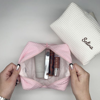 Trousse de Toilette ou Maquillage Personnalisable en Coton Gaufré, Pochette de Voyage Douce avec Broderie sur Mesure