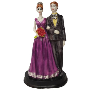 Statue de figurine peinte à la main en résine de style moderne pour la maison ou le bureau, pour la décoration de mariage et de bureau. - Product Image 1
