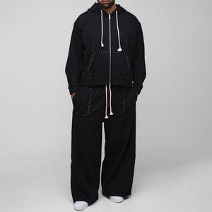 Ensemble de survêtement confortable pour homme, noir, avec sweat à capuche et pantalon, garniture argentée et cordons contrastés, fabriqué au Pakistan - Product Image 1