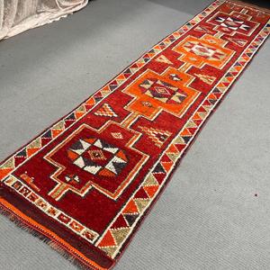 Tapis vintage 2,7 x 11,4 pieds, tapis turc, tapis en laine rouge à motifs floraux - Product Image 4