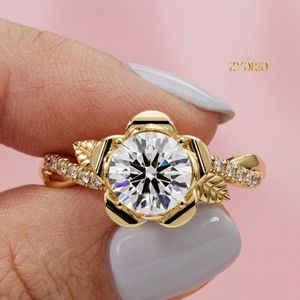 Anillo de Compromiso Solitario Floral de Lujo, Anillo de Flores con Diamante Cultivado en Laboratorio de Corte Redondo, Oro de 14K - Product Image 4
